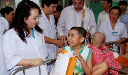 Bộ trưởng Bộ Y tế tặng quà Trung thu cho bệnh nhi ung thư