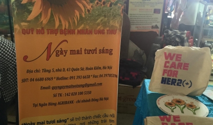 Hoạt động bán hàng gây quỹ tại Hội chợ HHT's Garage Sale