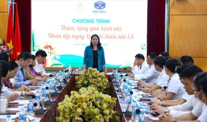 Phó chủ tịch nước Võ Thị Ánh Xuân thăm, tặng quà bệnh nhi tại Bệnh viện K