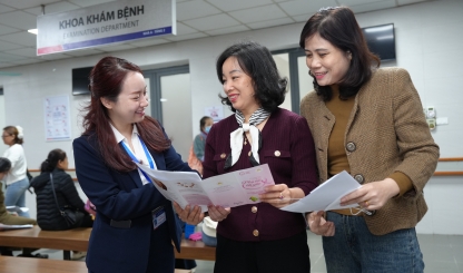 Hơn 400 phụ nữ được khám tầm soát ung thư vú miễn phí tại Bệnh viện Ung Bướu Hà Nộ