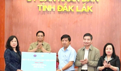 Quỹ Ngày mai tươi sáng hỗ trợ bệnh nhân ung thư và người dân vùng lũ